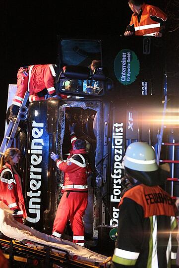 Am Mittwoch morgen kippte ein LKW auf der B 12 bei Rattenkirchen um: Der verletzte Fahrer war in seiner Kabine eingeklemmt und musste von der Feuerwehr befreit werden. Die Bilder!