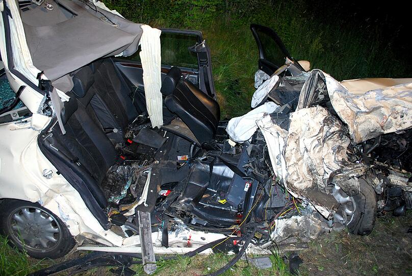 Warum es zu dem tragischen Unfall auf der B20 in Ascha (Niederbayern) gekommen ist, ist bisher nicht bekannt. Eine 30-jährige Autofahrerin ist auf die Gegenfahrbahn geraten und hat ein Taxi frontal gerammt. Drei Menschen starben, vier wurden schwer verletzt.