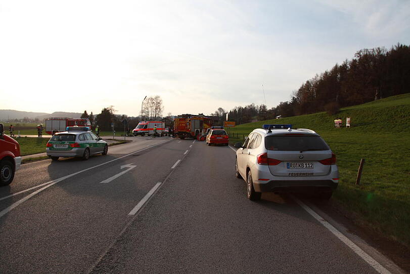 Im Landkreis Rosenheim hat eine Autofahrerin einen Motorradfahrer übersehen. Der Mann stirbt noch am Unfallort, die Frau wird schwer verletzt ins Krankenhaus geflogen.