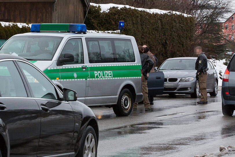 Hier nimmt die Polizei zwei Einbrecher fest. Die Täter wollten in ein Einfamilienhaus in Altenmarkt einsteigen.