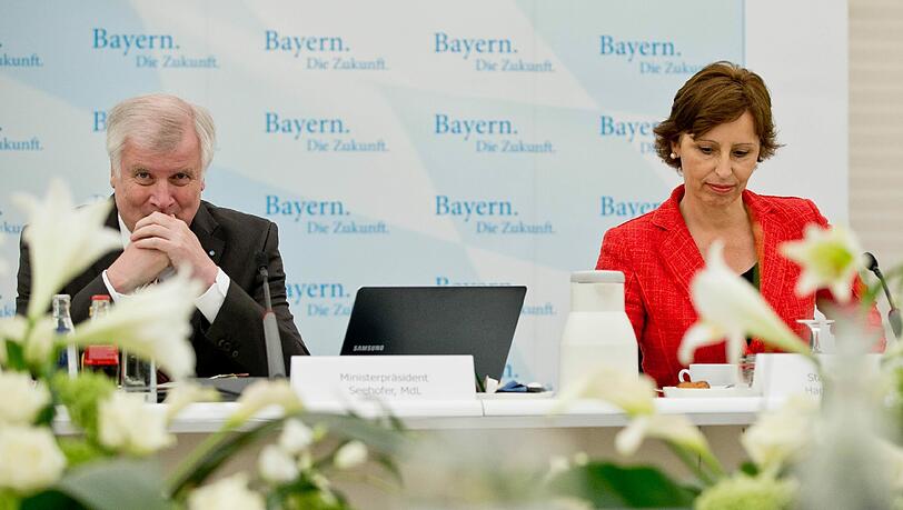 Horst Seehofer und Christine Haderthauer bei der letzten Kabinettssitzung vor der Sommerpause. Horst Seehofer und Christine Haderthauer bei der letzten Kabinettssitzung vor der Sommerpause.
