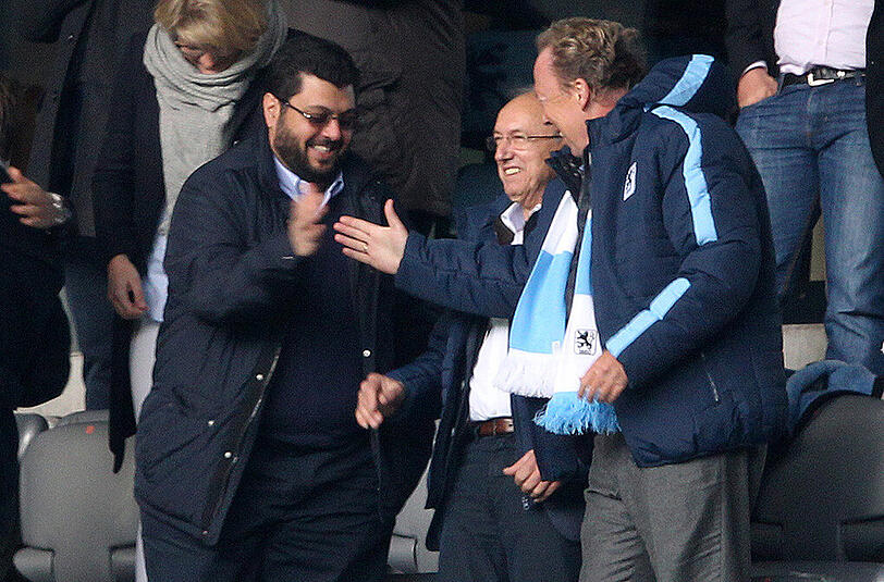 Freude über den zweiten Saisonsieg: Investor Hasan Ismaik (l.) klatscht Präsident Peter Cassalette (r.) ab.