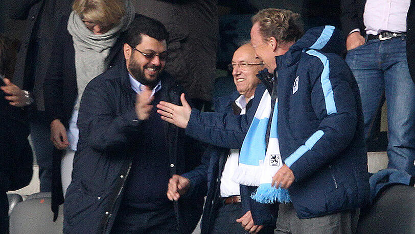 Freude über den zweiten Saisonsieg: Investor Hasan Ismaik (l.) klatscht Präsident Peter Cassalette (r.) ab.