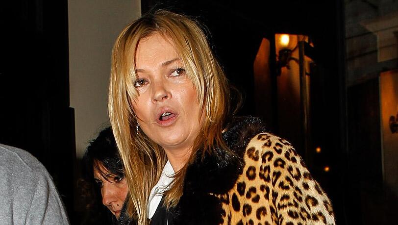 Kate Moss hat sich auf der Ski-Piste in Gstaad einen Bänderriss zugezogen. Kate Moss hat sich auf der Ski-Piste in Gstaad einen Bänderriss zugezogen.