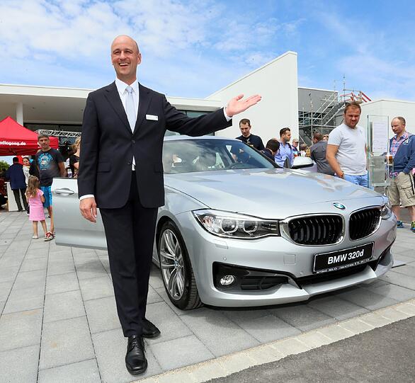 Eröffnung der Automag-Filiale Trudering: Geschäftsführer Michael Sommer vor dem neuen BMW 3er GT.