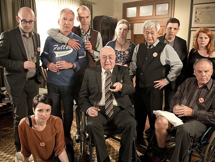Gespannt wartet in der "Lindenstraße" alles auf die Hochrechnungen der Wahl