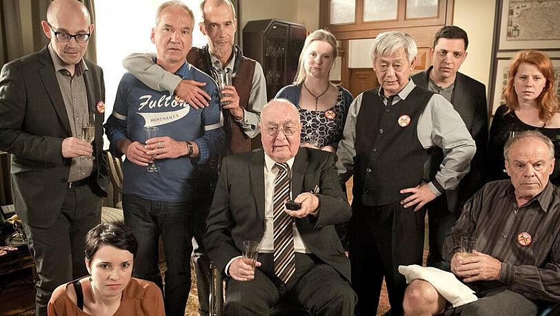 Gespannt wartet in der "Lindenstraße" alles auf die Hochrechnungen der Wahl Gespannt wartet in der "Lindenstraße" alles auf die Hochrechnungen der Wahl