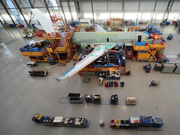 Mitten im Hamburg werden bei Airbus Flugzeuge gebaut.