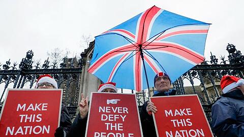 Befürworter des Brexit halten Plakate mit den Aufschriften "Never defy the people again" (Bietet den Bürgern nie wieder die Stirn) und "Make this nation glorious" (Macht diese Nation prächtig) vor dem britischen Parlament.