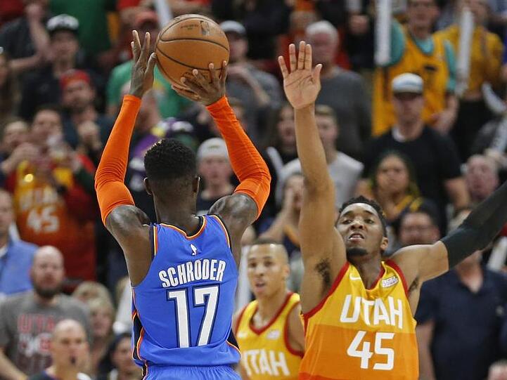Treffsicher: Dennis Schröder setzt zum Wurf gegen Utah an.