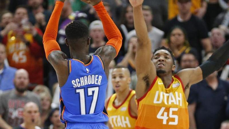 Treffsicher: Dennis Schröder setzt zum Wurf gegen Utah an. Treffsicher: Dennis Schröder setzt zum Wurf gegen Utah an.