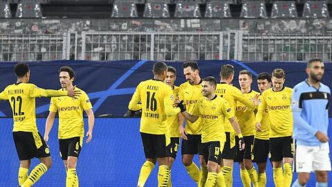 Dortmunds Raphael Guerreiro (M) bejubelt sein Tor zum 1:0 gegen Lazio Rom mit seinen Mannschaftskollegen.