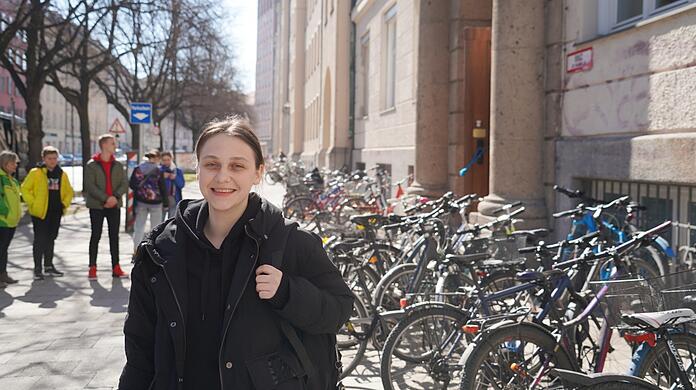 Seit zwei Wochen darf Lina (16) am Theresia-Gerhardinger-Gymnasium in eine Überbrückungsklasse für ukrainische Mädchen gehen.