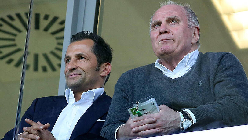 Hasan Salihamidzic (l) und Uli Hoeneß kauften oft und gerne bei der Bundesligakonkurrenz neue Spieler ein. (Archivbild)
