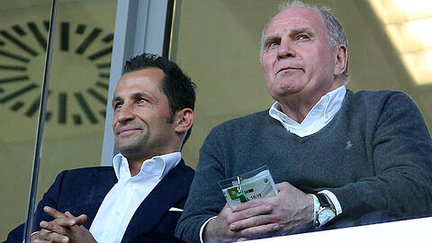 Hasan Salihamidzic (l) und Uli Hoeneß kauften oft und gerne bei der Bundesligakonkurrenz neue Spieler ein. (Archivbild)
