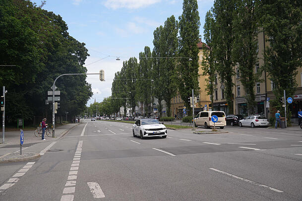 Auf neue Schutzelemente dürfen Radfahrer stadtauswärts zwischen Sendlinger Tor und Ziemssenstraße nicht hoffen. Auf neue Schutzelemente dürfen Radfahrer stadtauswärts zwischen Sendlinger Tor und Ziemssenstraße nicht hoffen.
