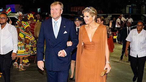 Mehrere Musikgruppen begrüßten König Willem-Alexander und Königin Máxima zum Staatsbankett in Paramaribo. Mehrere Musikgruppen begrüßten König Willem-Alexander und Königin Máxima zum Staatsbankett in Paramaribo.
