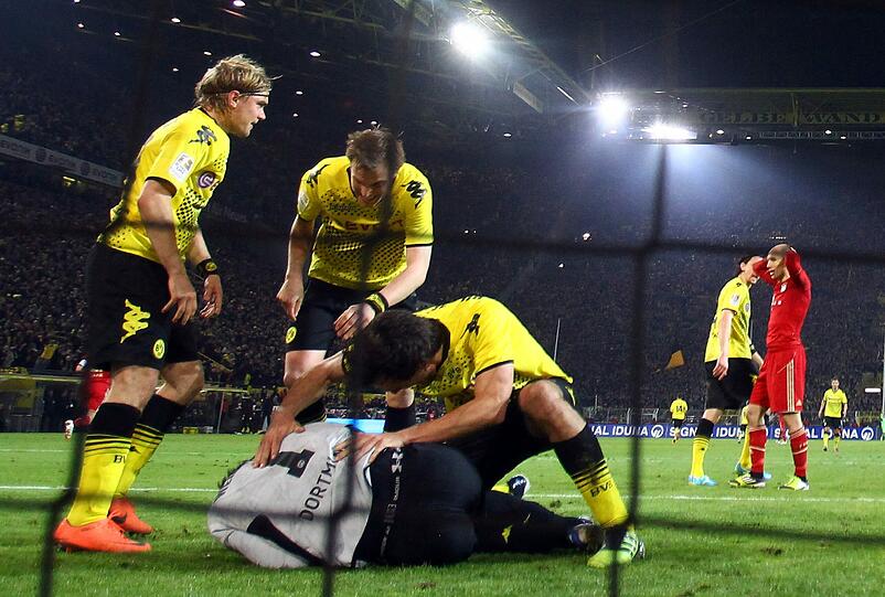 Die BVB-Spieler umjubeln Weidenfeller.