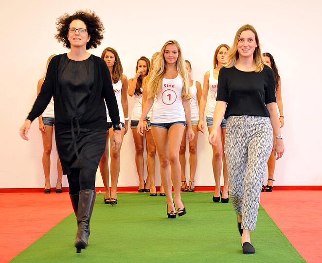 Um Laufsteg-Malheurs zur vermeiden, üben die zehn Finalistinnen mit Choreografinnen den perfekten Auftritt &ndash; aber nur eine wird die Jury überzeugen können und zur Siegerin gekürt.