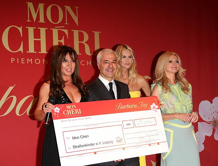 "Mon Chéri" spendet 45.000 Euro für Straßenkinder in Leipzig. Die Spenden-Gala wurde zum Barbara-Tag im Schloss Nymphenburg gefeiert. Mit dabei zahlreiche Stars und Sternchen: "Tatort"-Kommissarin Simone Thomalla präsentiert den Scheck gemeinsam mit Ferrero-Chef Carlo Vassallo, Supermodel Elle Macpherson und TV-Moderatorin Frauke Ludowig.