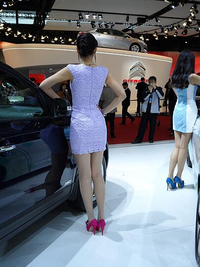 Schöne Frauen an neuen Autos: Eine nach wie vor unschlagbar attraktive Kombination - auch in Shanghai.