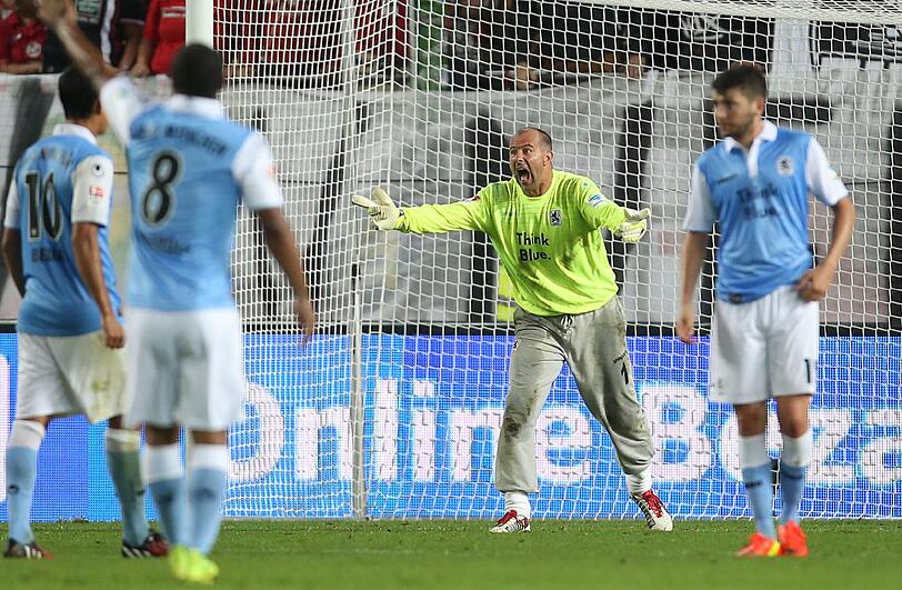 Löwen-Keeper Gabor Kiraly mit lautstarken Worten an seine Vordermänner.