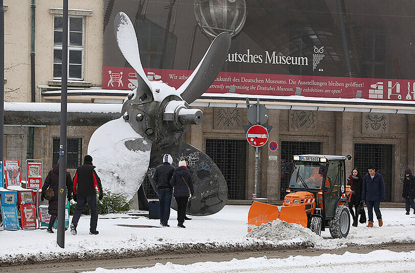 So sieht der Winter in München aus: Auch die Schiffsschraube vor dem Deutschen Museum entkommt den Schneeflocken nicht.
