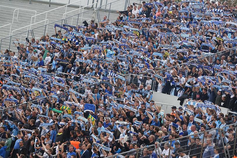Gänsehaut, auch ohne Pyrotechnik: Löwenfans zeigen stolz ihre Schals.