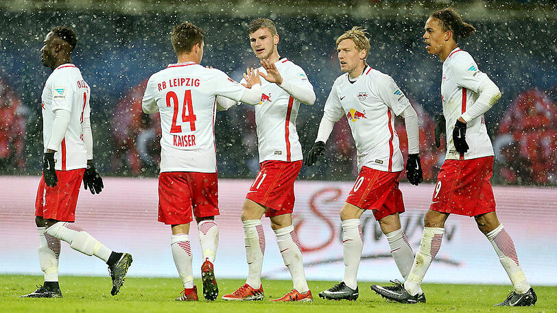 Wollen weiter feiern: Die Spieler von RB Leipzig - hier mit Naby Deco Keita, Dominik Kaiser, Timo Werner, Emil Forsberg und Yussuf Poulsen (von links).