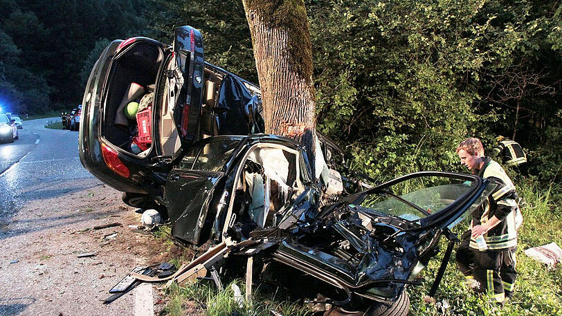 Aus dem Wrack des BMW konnte die 39-Jährige nur noch tot geborgen werden. Das Auto war frontal gegen den Baum geprallt.