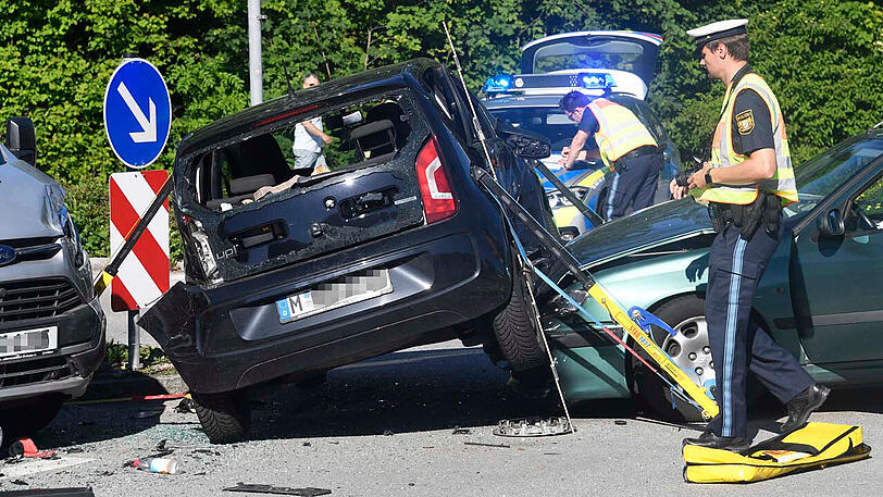 Während der Unfallaufnahme und der Aufräumungsarbeiten kam es auf der B304 für knapp drei Stunden in beiden Richtungen zu erheblichen Staus.