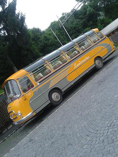 Ein Landstreicher auf der Straße.
