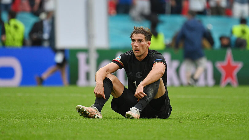 Der große Traum ist geplatzt - und zwar gleich doppelt: Leon Goretzka und das Team wollten unbedingt diesen EM-Pokal und ihrem Coach Jogi Löw (M.) damit ein Denkmal setzen.