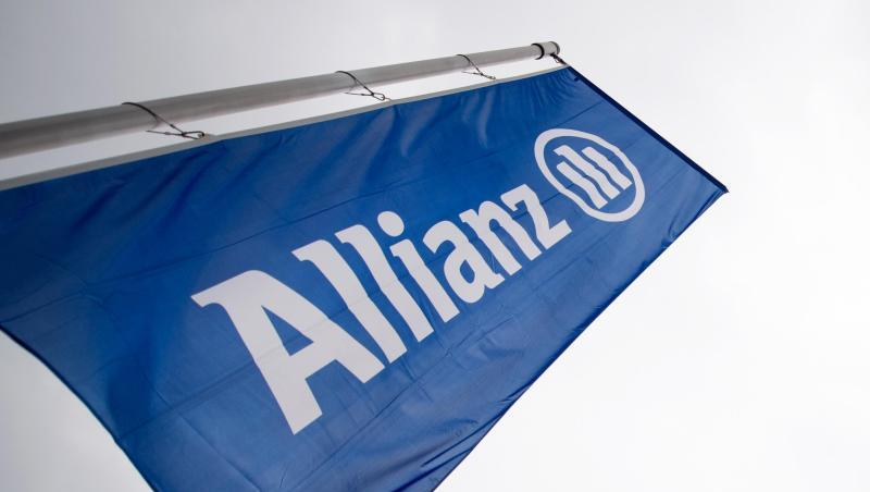 Eine Fahne mit dem Logo und dem Schriftzug der Allianz weht im Olympiapark in München.