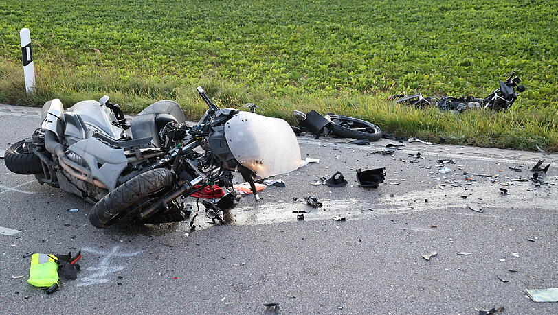 Bei einem Unfall zwischen mehreren Motorrädern und einem Auto in Geiselhöring verstarb ein Biker. Bei einem Unfall zwischen mehreren Motorrädern und einem Auto in Geiselhöring verstarb ein Biker.