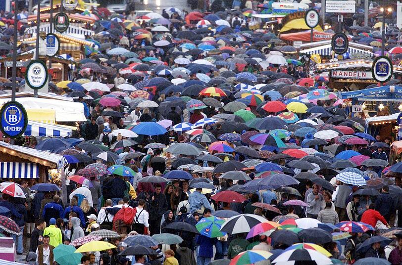 Regen auf der Theresienwiese: Auch am Dienstag brauchte man einen Schirm.