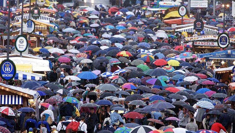 Regen auf der Theresienwiese: Auch am Dienstag brauchte man einen Schirm. Regen auf der Theresienwiese: Auch am Dienstag brauchte man einen Schirm.