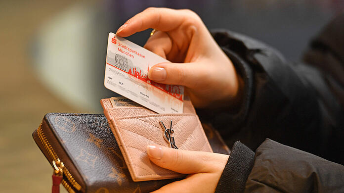 Die Stadtsparkasse änderte ihr Kontomodell: Jetzt zieht die Bank unserer Stadt erstmals Bilanz.