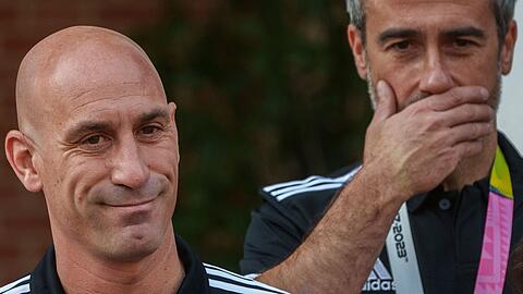Der spanische Fußball-Verbandspräsident Luis Rubiales lehnt nach dem Kuss-Eklat einen Rücktritt ab.
