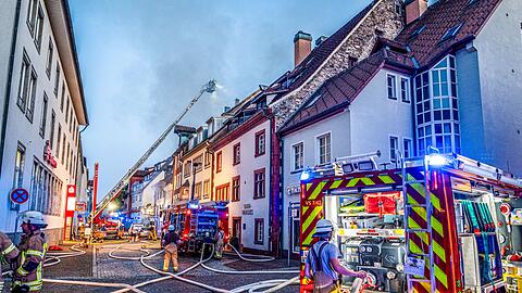 Die vom Großbrand betroffenen Bewohner kamen nach Angaben des städtischen Pressesprechers bei Familien und Freunden unter.