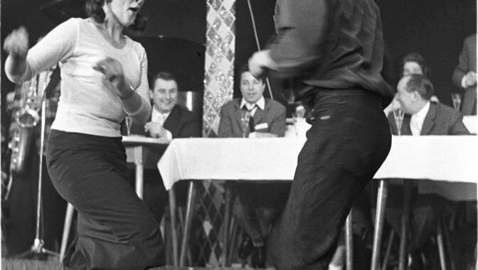 Bis die Sohlen glühen: Rock ‘n’ Roll-Wettbewerb im Mathäser 1958. Bis die Sohlen glühen: Rock ‘n’ Roll-Wettbewerb im Mathäser 1958.