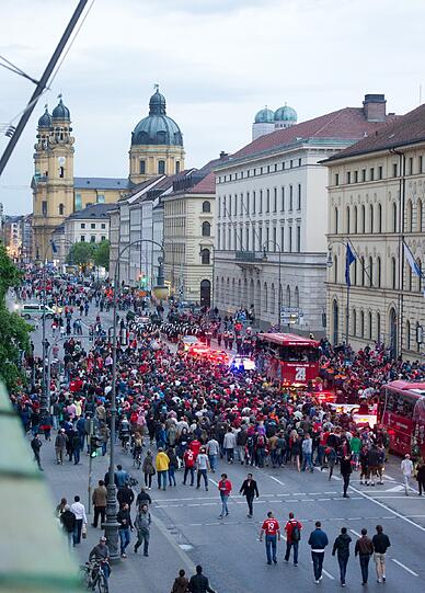 Die Bayern-Stars auf dem Weg zum Rathaus. So feiern die Stars bereits auf dem Weg vom Stadion in die Innenstadt. Die Bilder vom Fan-Truck.