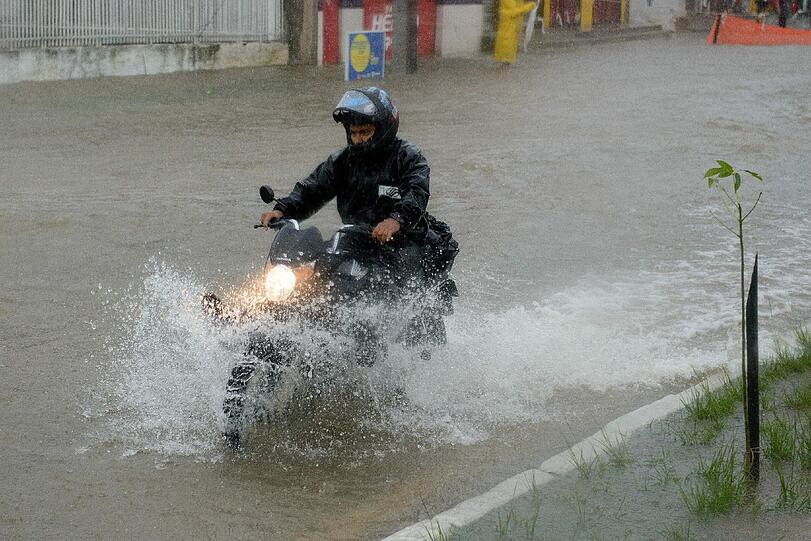 In Recife erwartet die USA und Deutschland eine Wasserschlacht. Die irren Regen-Bilder aus Recife!