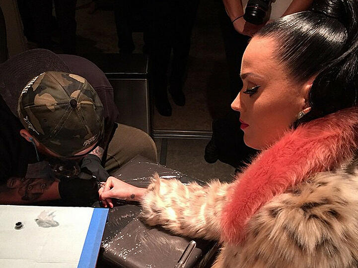 Ließ sich zur Feier des Tages tätowieren: Katy Perry