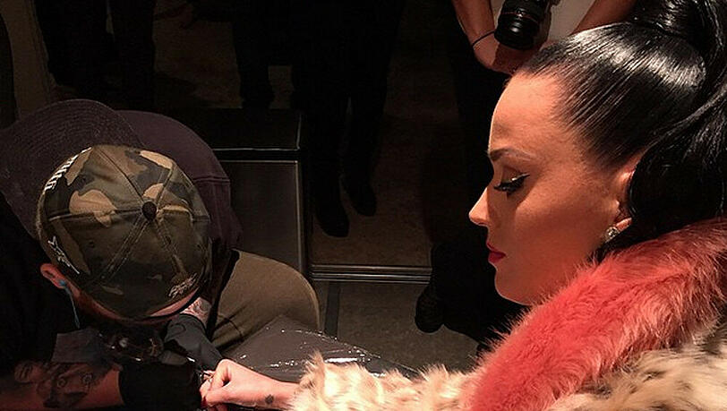 Ließ sich zur Feier des Tages tätowieren: Katy Perry Ließ sich zur Feier des Tages tätowieren: Katy Perry