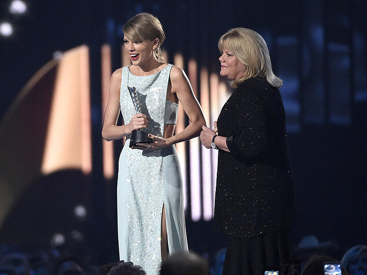 Taylor Swift (l.) und ihre Mutter Andrea strahlen bei den ACM Awards um die Wette
