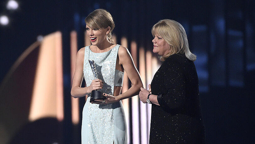 Taylor Swift (l.) und ihre Mutter Andrea strahlen bei den ACM Awards um die Wette Taylor Swift (l.) und ihre Mutter Andrea strahlen bei den ACM Awards um die Wette