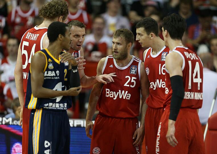 Arjen Robben als Glücksbringer: Die Bayern haben sich im zweiten Spiel gegen ALBA Berlin zurückgekämpft. Die Bilder.