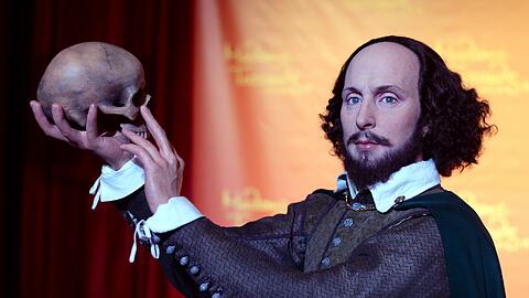 William Shakespeare war Schauspieler, Dramatiker, Impresario und Kaufmann, den &bdquo;Hamlet&ldquo; spielt er immerwährend bei Madame Tussauds in Berlin. Lesen Sie in der Bilderstrecke die Stimmen der Münchner Theater-Intendanten.