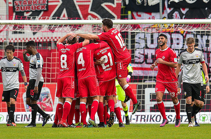 Jubel bei Würzburg, Frust bei Stuttgart: Der Aufsteiger aus Liga Drei besiegt den Absteiger aus Liga Eins.